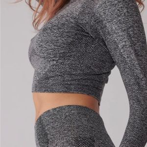 BARE DISTRICT LONG SLEEVE CROP TOP